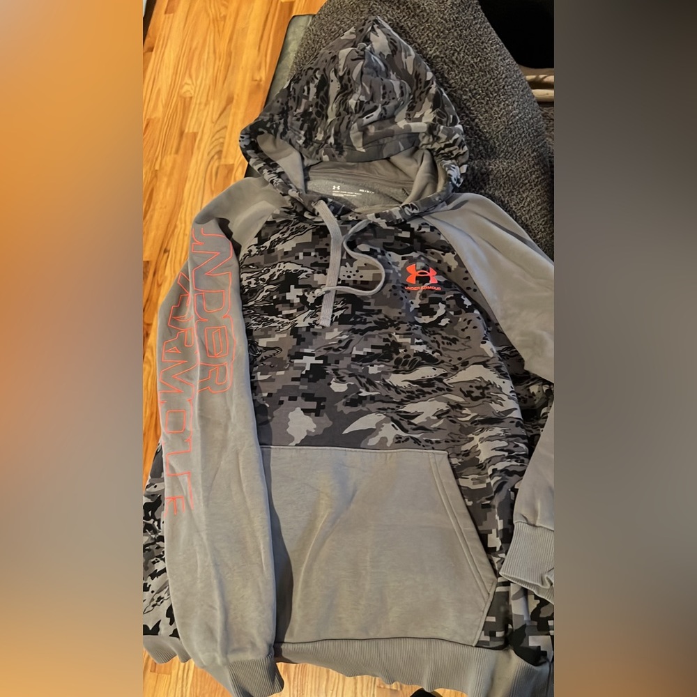 Men’s medium UA hoodie